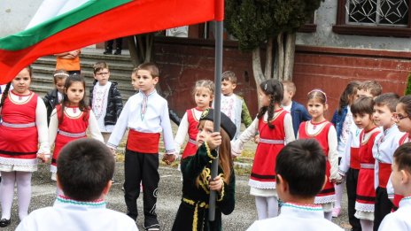 1 300 деца извиха дълги хора (СНИМКИ)