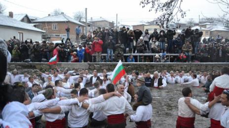 Французи се хващат на мъжкото хоро в Калофер