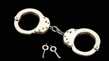 Задържаха мъж, драскал по сградата на община Варна