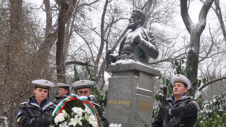 Поднесоха венци и цветя пред паметника на Ботев(Снимки)