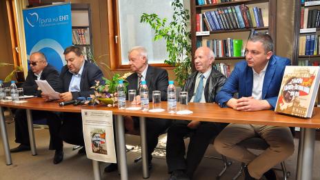 Енциклопедия за участието на България в Първата световна война дариха на варненската библиотека