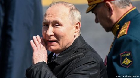 Руснаците маршируват в такт с вожда