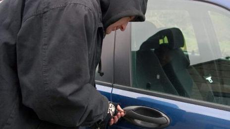 Тийнейджър претараши кола в центъра на Варна