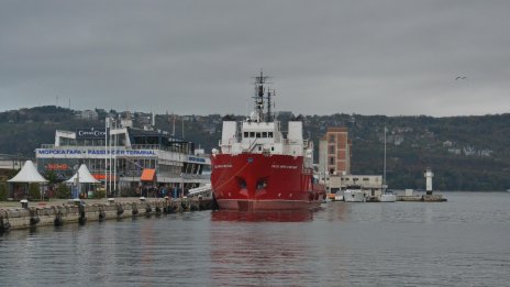 Корабът "Св. св. Кирил и Методий" достигна бреговете на остров Ливингстън