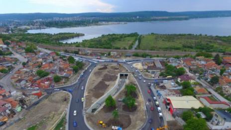 Опасни аквапланинги на новото кръгово във Варна (СНИМКА)