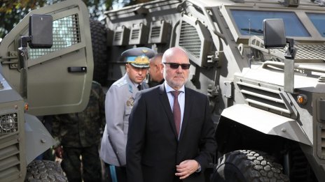  Тагарев търси варианти да изпрати още наше оръжие на Украйна
