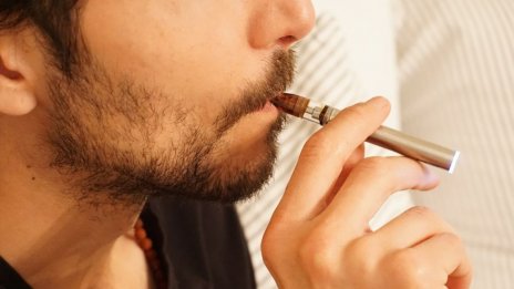 След 1 януари 2024 г. спира продажбата на електронни цигари с аромати