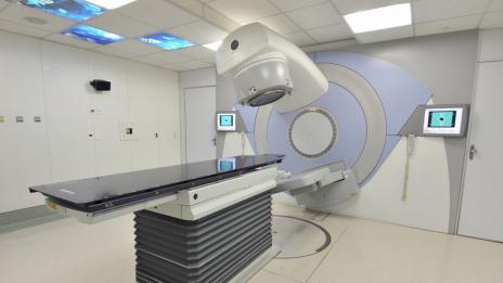В Онкоболницата във Варна започнаха изпитанията на линейния ускорител