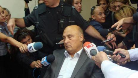 Цар Киро пак на съд – плюл и душил журналисти
