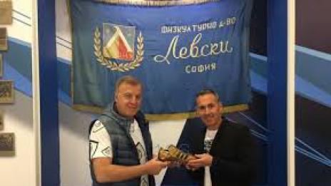 И Наско Сираков иска акциите на Левски