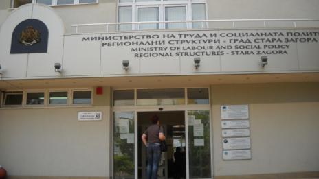 Безработицата продължава да намалява и през август