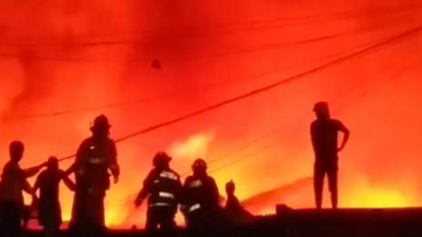 Огромен пожар остави 15 000 души без домове във Филипините (ВИДЕО)