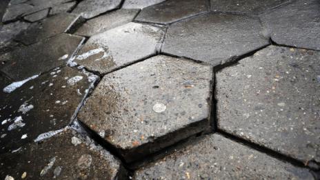 Счупена тротоарна плочка довела до смъртта на жена в Пазарджик