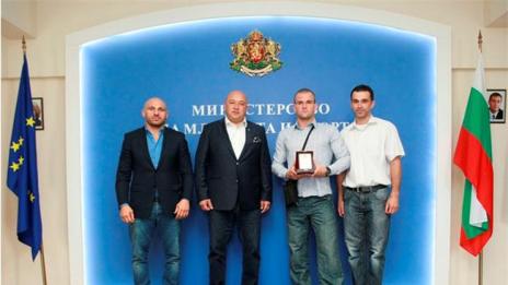Министър Кралев връчи почетен плакет на Тенчо Караенев