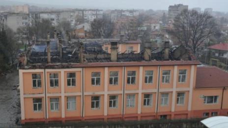 Покривът на школото в Карнобат "изчезна" след огъня
