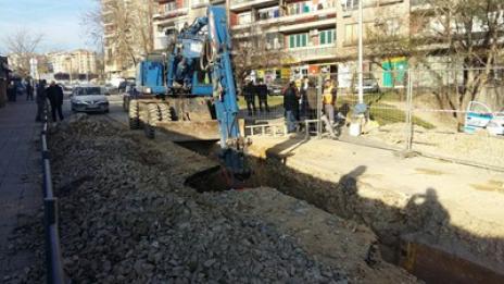 Пръст затрупа двама работници в изкоп в Стара Загора