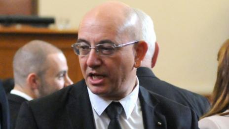 Монополът държи хранилищата на горивата