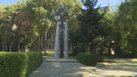 Почистиха осквернения Паметник на жертвите на комунизма във Варна
