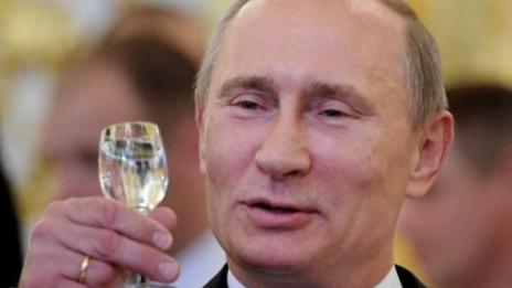 Помолиха Путин да не сваля цената на водката