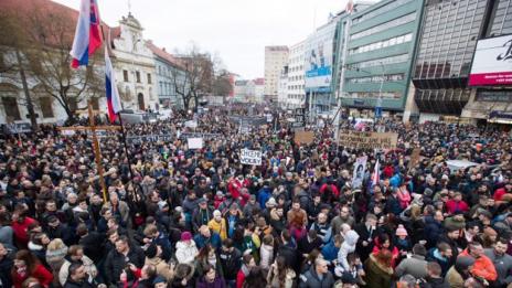 Хиляди излязоха на протест срещу корупцията в Братислава