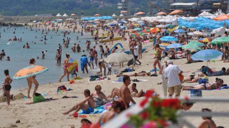 Безработицата продължава да намалява през юни
