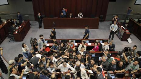 Сбиване в парламента на Хонконг, има пострадали 