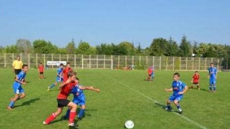 Деца играят футбол по социална програма