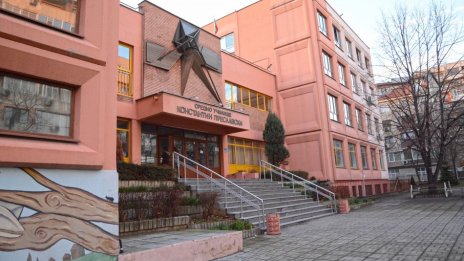 Слагат мозайката от бившата автогарата на фасадата на Хуманитарната гимназия