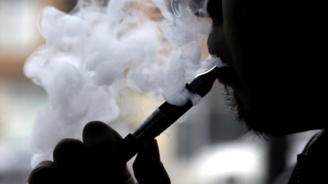 На Острова: Борят тютюнопушенето с безплатни вейпове