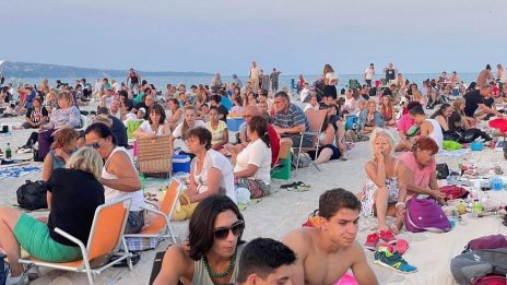 Най-дългата вечеря събра хиляди на плажа в „Аспарухово“ (СНИМКИ)