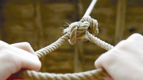 Откриха млада жена, увиснала на въжето в дома си