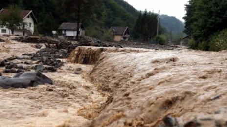 Десетки сигнали заради дъждовете в службите в страната