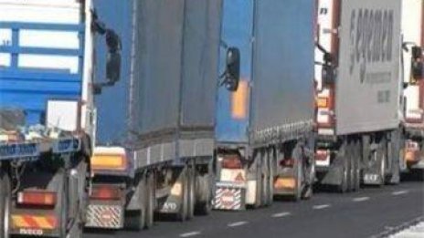 Хаос на границата с Турция! Тирове със стока чакат проби за пестициди