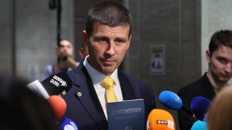 "Величие" поиска смяна на Конституцията