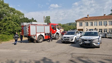 Изгорели къщи и евакуирани хора заради пожара в Трънско