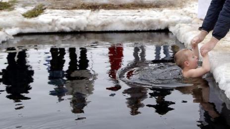 Хиляди руснаци се потопиха в ледени води на Богоявление