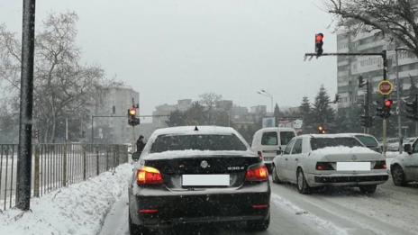 Основните варненски булеварди се почистват въпреки снеговалежа