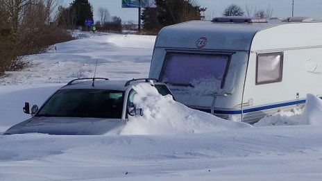 Кола и каравана попаднаха в снежен капан на пътя Варна - Добрич