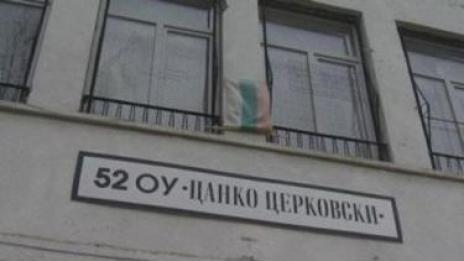 Деца отрупаха с цветя и играчки училището, в което почина Габи
