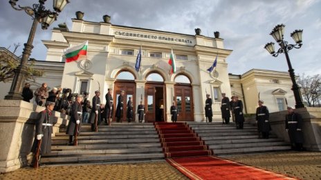 Колите на депутатите: "Възраждане"- щъка с БМВ за 100 лв., ГЕРБ-ер с кола за 320 бона