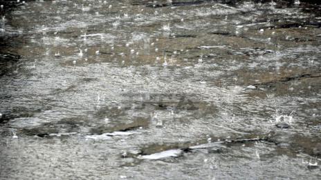 Жена почина при пороите в Габровско, търсят сина й