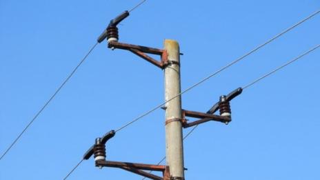 Кола се заби в стълб, половин град остана без ток
