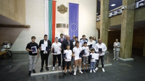 Демерджиев награди младежи, проявили доблестни постъпки в обществото
