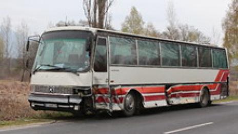 Кола се вряза в автобус край Павел Баня