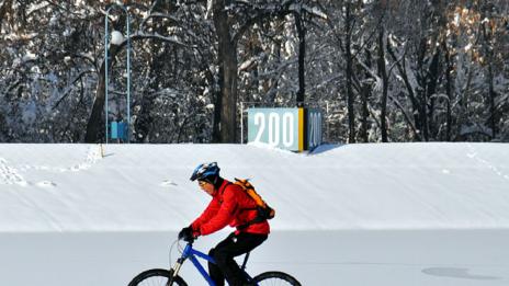 С колело на лед за Деня на снега