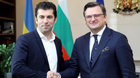 Премиерската заплата за... оръжия. Петков със странна кампания във фейса