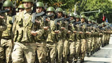 Кой иска да стане войник? Армията търси спешно кадри