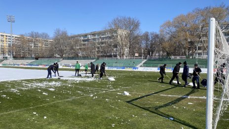 Фенове и треньори чистят "Тича" за мача с Лудогорец