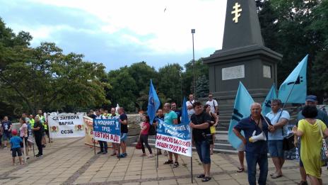 Над 100 служители на реда протестират във Варна (СНИМКИ)