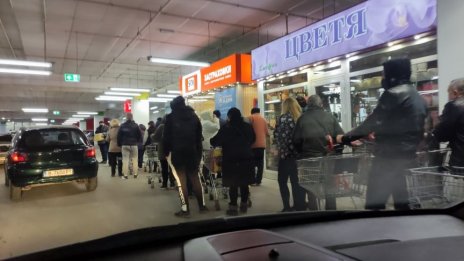 Пуснаха олио по 2,99 лв. във Варна, разграбиха го